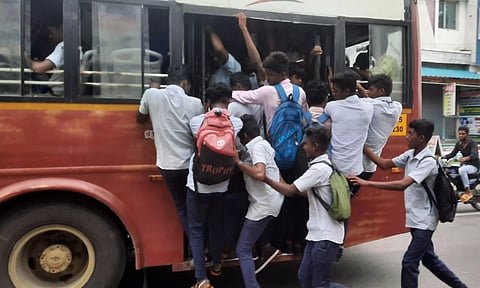 பள்ளி, கல்லூரிகளுக்கு செல்லும் நேரங்களில் கூடுதல் பஸ்கள் இயக்க வேண்டும்