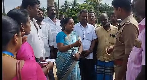 தலைமை ஆசிரியர் மீது நடவடிக்கை எடுக்கக்கோரி கிராம மக்கள் முற்றுகை