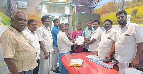 பயனாளிக்கு வீடு கட்டுவதற்கான ஆணை