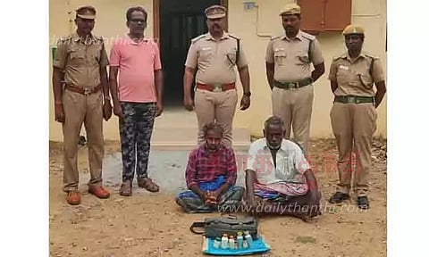 நாட்டு துப்பாக்கிக்கான வெடி பொருட்கள் வைத்திருந்த 2 பேர் கைது