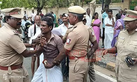 போலீசாருக்கும் - மனு கொடுக்க வந்தவர்களுக்கும் இடையே தள்ளுமுள்ளு-குறைதீர்க்கும் கூட்டத்தில் பரபரப்பு