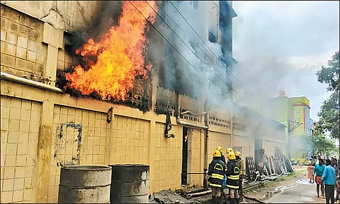 மீஞ்சூரில் மரக்கடையில் பயங்கர தீ விபத்து பொருட்கள் எரிந்து நாசம்