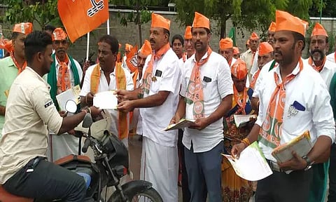 கோவில்பட்டியில் பா.ஜ.க.வினர் துண்டு பிரசுரம் வினியோகம்