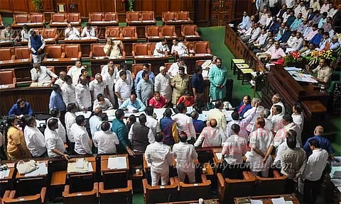 காங்கிரஸ் அரசை கண்டித்து சட்டசபையில் பா.ஜனதா கடும் அமளி; சபாநாயகர் இருக்கையை முற்றுகையிட்டு போராட்டம்