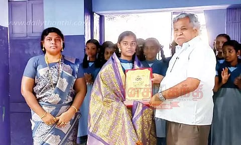 மாணவிக்கு பாராட்டு