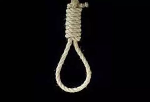 ஓமலூர் அருகே புதுப்பெண் தூக்குப்போட்டு தற்கொலை போலீசுக்கு தெரியாமல் உடலை அடக்கம் செய்ய முயன்றதால் பரபரப்பு