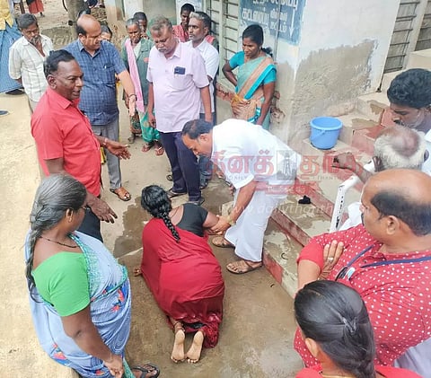 தாரமங்கலம் நகராட்சி அலுவலகம் முன்பு பெண் துப்புரவு ஊழியர் தீக்குளிக்க முயற்சி அதிகாரிகளின் காலில் விழுந்து கதறியதால் பரபரப்பு