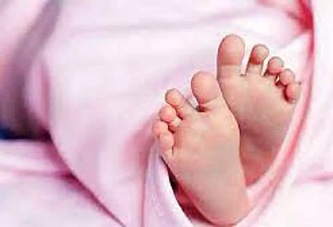 ஆத்தூரில் தண்ணீர் தொட்டியில் மூழ்கி 1½ வயது பெண் குழந்தை பலி அரசு ஆஸ்பத்திரியில் உறவினர்கள் திரண்டதால் பரபரப்பு