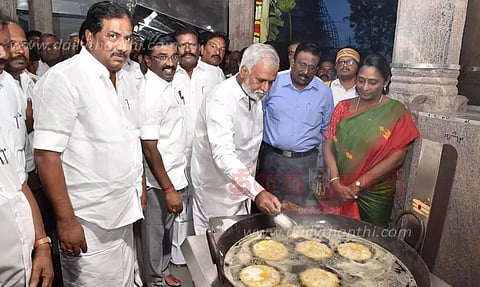 பிரசாத கூடத்தை திறந்து வைத்து தோசை சுட்ட அமைச்சர்கள்: கள்ளழகர் கோவிலில் 2 மாதத்தில் கும்பாபிஷேகம்- பக்தர்களுக்கு லட்டு வழங்கவும் ஏற்பாடு