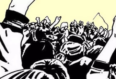 மின்வாரிய ஒப்பந்த தொழிலாளர்கள் மனு கொடுக்கும் போராட்டம்