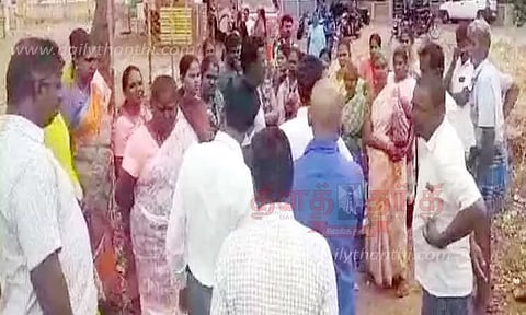 பவானிசாகர் அருகே பரபரப்பு அரசு நிலத்தில் குடிசை அமைக்க முயன்ற பொதுமக்கள்