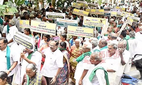 கீழ்பவானி வாய்க்காலில் சீரமைப்பு பணிகள் செய்யக்கோரிகலெக்டர் அலுவலகத்துக்கு திரண்டு வந்து விவசாயிகள் போராட்டம்