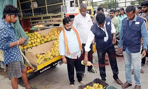 சாலையோர பழக்கடைகளில் அதிகாரிகள் திடீர் சோதனை 75 கிலோ தரமில்லாத மாம்பழங்கள் பறிமுதல்