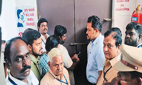 மறைமலைநகர் நகராட்சியில் மின்னணு வாக்குப்பதிவு எந்திர கிடங்கில் செங்கல்பட்டு மாவட்ட கலெக்டர் ஆய்வு