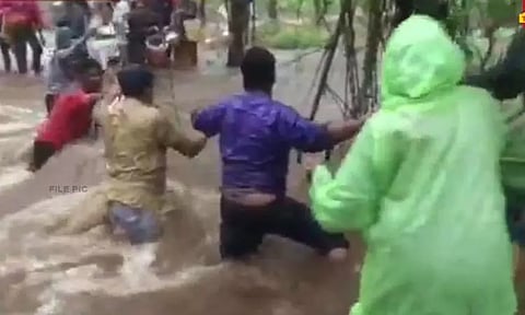 கேரளாவில் வெள்ளப்பெருக்கில் சிக்கிய ரப்பர் தோட்ட தொழிலாளர்கள் மீட்பு..!