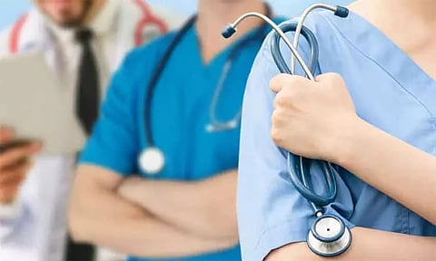 அரசு மருத்துவமனைகளில் டாக்டர்கள் சரியான நேரத்தில் பணியில் இருக்க வேண்டும்: சுகாதாரத்துறை செயலாளர் உத்தரவு