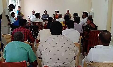 தட்டார்மடத்தில் கட்சி கொடிக்கம்பம் நடப்பட்ட விவகாரம்:சமாதான பேச்சுவார்த்தையில் உடன்பாடு