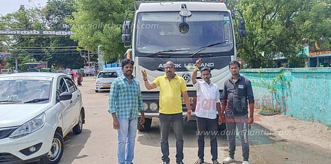 போக்குவரத்துக்கு இடையூறாக மண் ஏற்றி சென்ற லாரிகள் சிறைபிடிப்பு