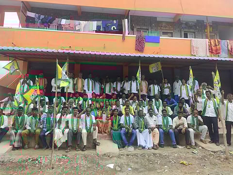 தேன்கனிக்கோட்டையில் தமிழக விவசாயிகள் பாதுகாப்பு சங்கத்தினர் காத்திருப்பு போராட்டம்