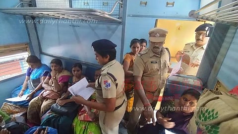 பெண்கள் பாதுகாப்பு குறித்து விழிப்புணர்வு துண்டு பிரசுரம்