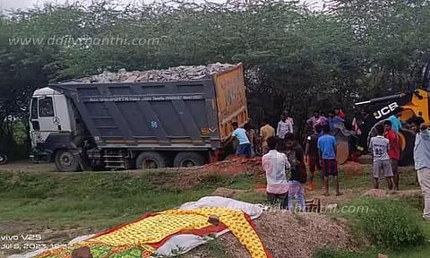 கல்குவாரி லாரியை கிராம மக்கள் சிறை பிடிப்பு