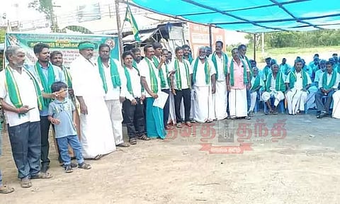 10 அம்ச கோரிக்கைகளை நிறைவேற்றக்கோரி விவசாயிகள் காத்திருப்பு போராட்டம்