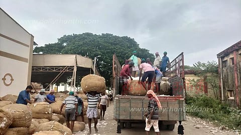 திருவாரூர் ஒழுங்குமுறை விற்பனை கூடத்தில் பருத்தி ஏலம்