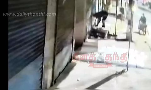 கடையின் பூட்டை உடைத்து செல்போன்கள், ரூ.30 ஆயிரம் திருட்டு