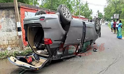 டயர் வெடித்து கவிழ்ந்த கார்