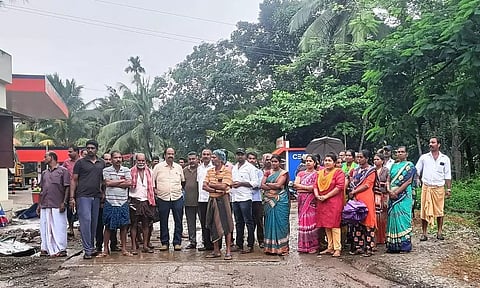 அதிக பாரம் ஏற்றி செல்லும் லாரிகளுக்கு எதிர்ப்பு தரிவித்துஎடைமேடை மீது நின்று காங்கிரசார் ஆர்ப்பாட்டம்