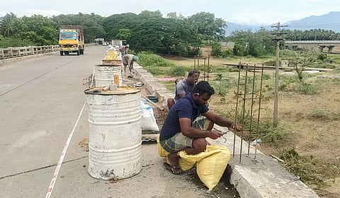 ஆற்றுப்பாலத்தை சீரமைக்கும் பணி தீவிரம்