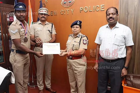 மாநில துப்பாக்கி சுடும் போட்டியில் சாதனை:சேலம் போலீஸ்காரருக்கு, கமிஷனர் பாராட்டு