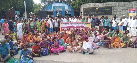 சுற்றுச்சூழல் மாசு ஏற்படுவதை தடுக்கக்கோரிமேட்டூர் அனல்மின் நிலையத்தில் கிராம மக்கள் முற்றுகை போராட்டம்