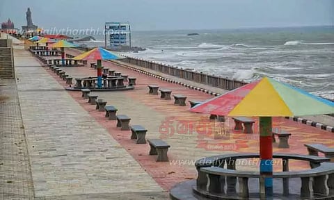 சுற்றுலா பயணிகள் இன்றி வெறிச்சோடிய குமரி கடற்கரை