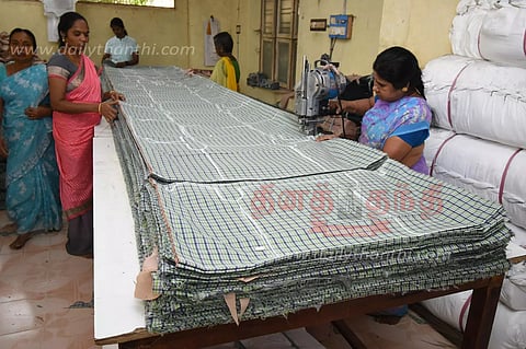 மாணவர்களுக்காக தயாராகும் பள்ளி சீருடைகள்