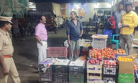 மாட்டுத்தாவணி பழ மார்க்கெட்டில் தொழிலாளர் துறையினர் திடீர் ஆய்வு-20-க்கும் மேற்பட்ட தராசுகள் பறிமுதல்