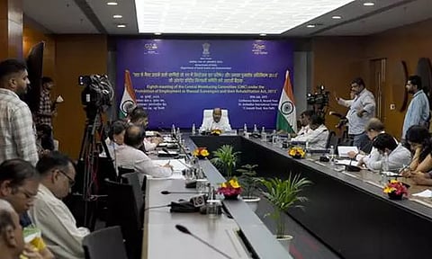 கழிவுகளை அள்ள மனிதர்களை பயன்படுத்துவதில் இருந்து விடுபடும் இந்தியா: அடுத்த மாதம் மத்திய அரசு அறிவிக்கிறது