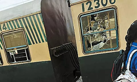 திருவொற்றியூர் விம்கோநகர் ரெயில் நிலையத்தில் கல்லூரி மாணவர்கள் மோதல்; கல் வீச்சில் 3 பேர் காயம்