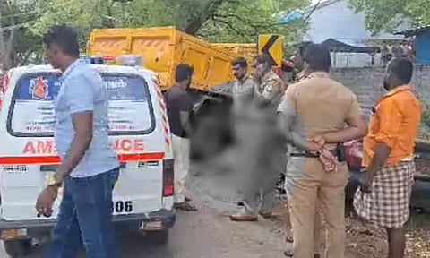 நெல்லை: மினி லாரி , இருசக்கர வாகனம் நேருக்கு நேர் மோதி விபத்து - 4 பேர் உயிரிழப்பு