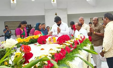 ஊர்வசி செல்வராஜ் நினைவிடத்தில் காங்கிரசார் மலர் தூவி மரியாதை