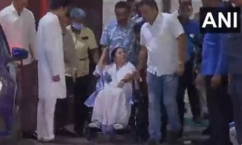 மேற்கு வங்க முதல்-மந்திரி மம்தா பானர்ஜி மருத்துவமனையில் இருந்து டிஸ்சார்ஜ்