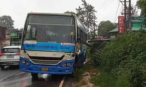 கூடலூரில் மின்கம்பத்தில் மோதி நின்ற அரசு பஸ்-பயணிகள் உயிர் தப்பினர்