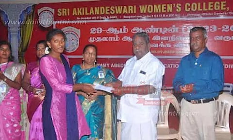 பிளஸ்-2 தேர்வில் அதிக மதிப்பெண்கள் பெற்ற மாணவிகளுக்கு ரொக்கப்பரிசு