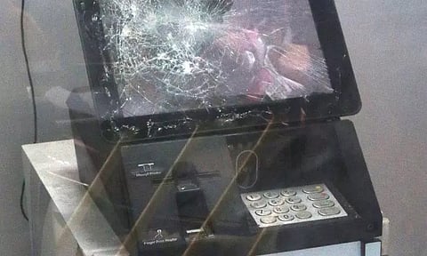 பணம் வராத ஆத்திரத்தில் ஏ.டிஎம். எந்திரத்தை உடைத்த வாலிபர்