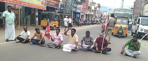 தேனி எம்.பி. வெற்றியை எதிர்த்துவழக்கு தொடர்ந்தவரை கண்டித்து மறியல்