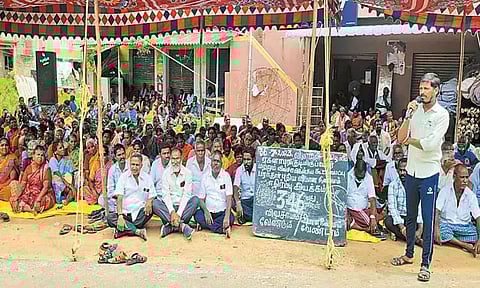 பரந்தூரில் விமான நிலையம் அமைய உள்ள பகுதியில் அதிகாரிகளை தடுத்து கிராம மக்கள் போராட்டம்; 300 பேர் கைது