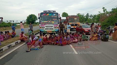 100 நாள் வேலையில் முழு சம்பளம் வழங்ககோரிநாச்சினாம்பட்டியில் பெண்கள் திடீர் சாலை மறியல்அதிகாரிகள் பேச்சுவார்த்தை