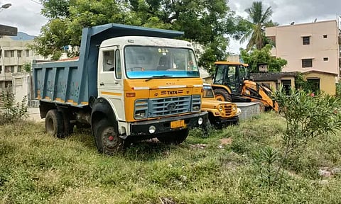 ஏரியில் மண் கடத்திய டிப்பர் லாரி, பொக்லைன் எந்திரம் பறிமுதல்