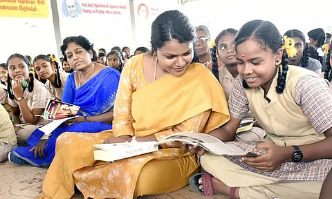 3 லட்சம் பேர் பங்கேற்ற "புதுக்கோட்டை வாசிக்கிறது" நிகழ்ச்சி