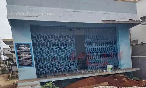 கலையரங்கத்தில் செயல்படும் அரசு பள்ளிக்கூடம்